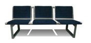 Asiento tandem para salas de espera modelo Barcelona con tres plazas tapizadas en color oscuro