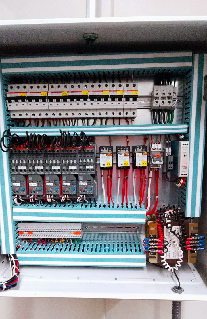 Integración y cableado interno estructurado para tablero de automatización industrial